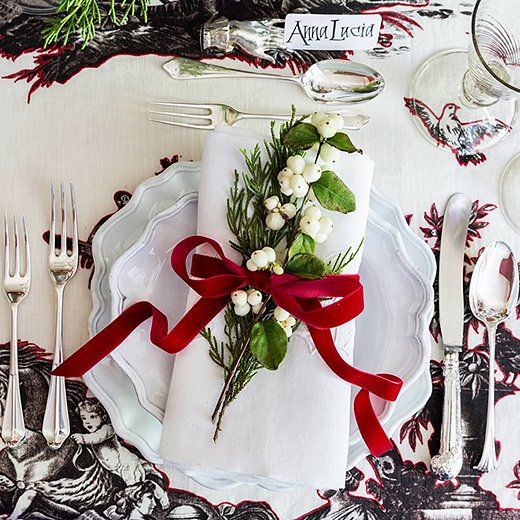 Are you hosting Christmas dinner or another holiday event this year? You'll be inspired by these beautiful Christmas and holiday table setting ideas!Beautiful Christmas table setting idea