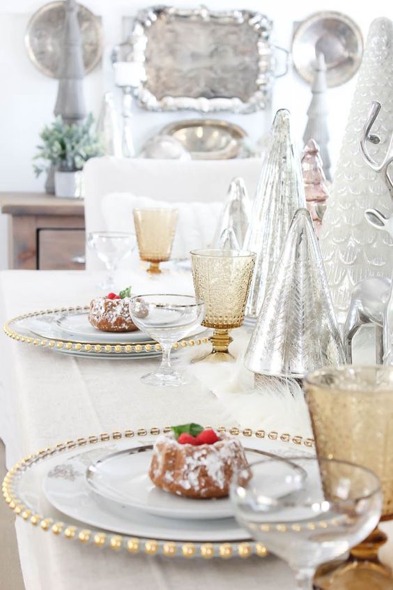 Are you hosting Christmas dinner or another holiday event this year? You'll be inspired by these beautiful Christmas and holiday table setting ideas!Beautiful Christmas table setting idea