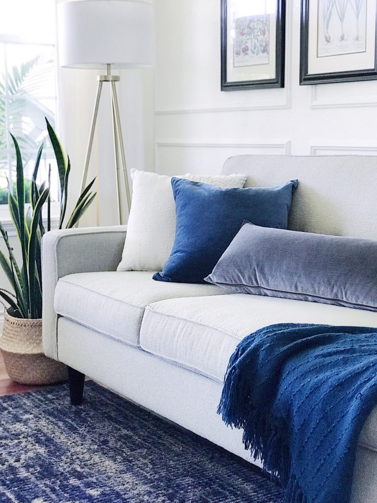 Blue fall decor: how to decorate your home for fall with blue - jane at home #falldecor #bluedecor #coastaldecor #falldecoratingideas #coastalstyle #livingroom #livingroomdecor