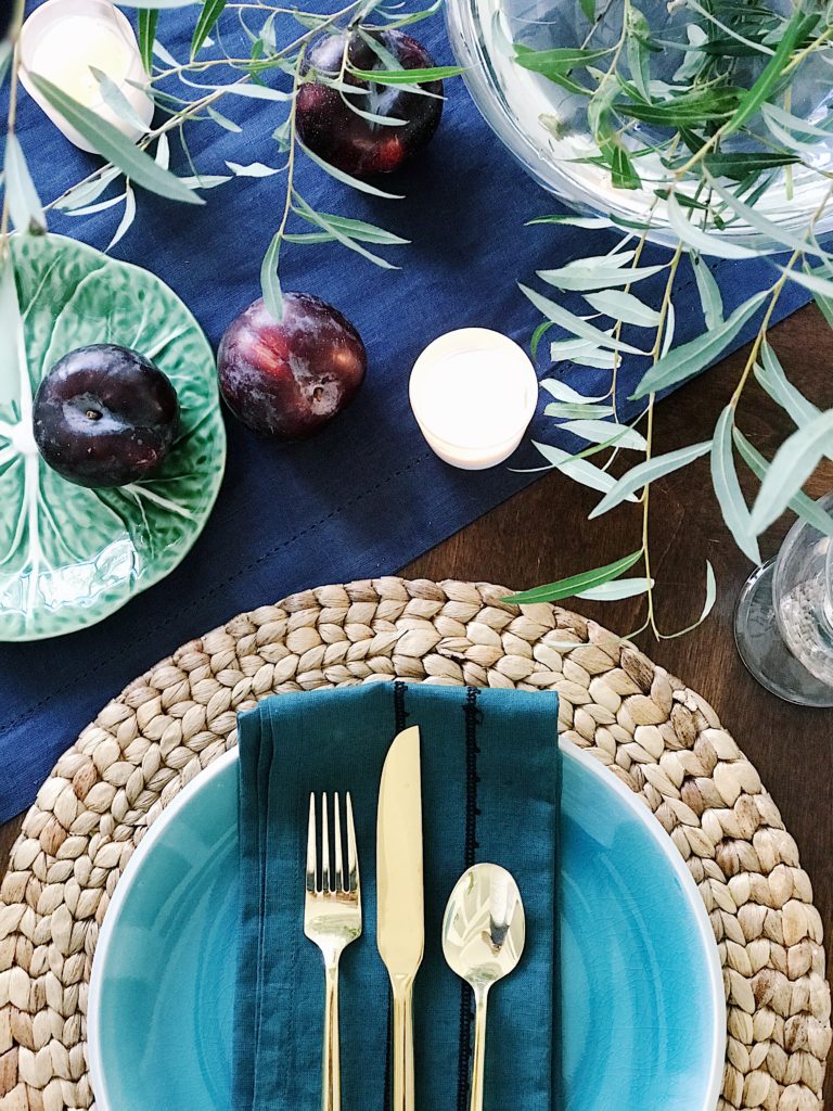 Blue fall decor: how to decorate your home for fall with blue - jane at home #falldecor #bluedecor #coastaldecor #falldecoratingideas #coastalstyle #falltable #tablesetting