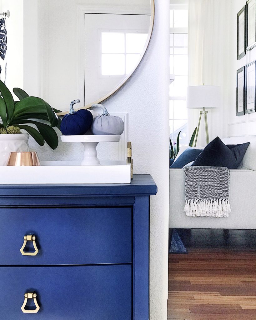 Blue fall decor: how to decorate your home for fall with blue - jane at home #falldecor #bluedecor #coastaldecor #falldecoratingideas #coastalstyle #entryway