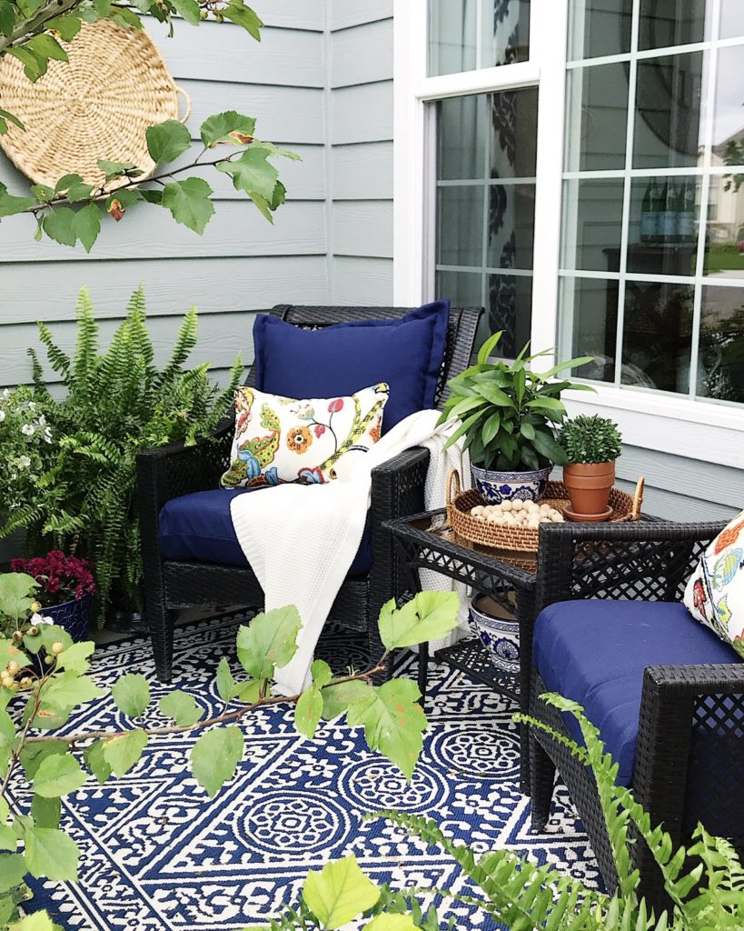 Blue fall decor: how to decorate your home for fall with blue - jane at home #falldecor #bluedecor #coastaldecor #falldecoratingideas #coastalstyle #porch #fallporch