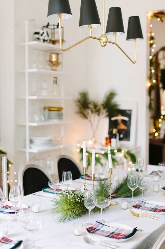 Are you hosting Christmas dinner or another holiday event this year? You'll be inspired by these beautiful Christmas and holiday table setting ideas!Beautiful Christmas table idea - Elizabeth Street Post 