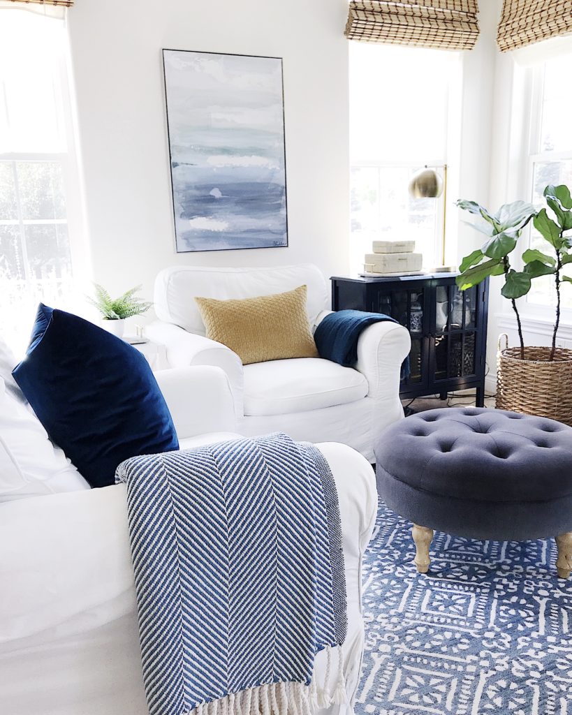Blue fall decor: how to decorate your home for fall with blue - jane at home #falldecor #bluedecor #coastaldecor #falldecoratingideas #coastalstyle #falllivingroom #livingroomdecor