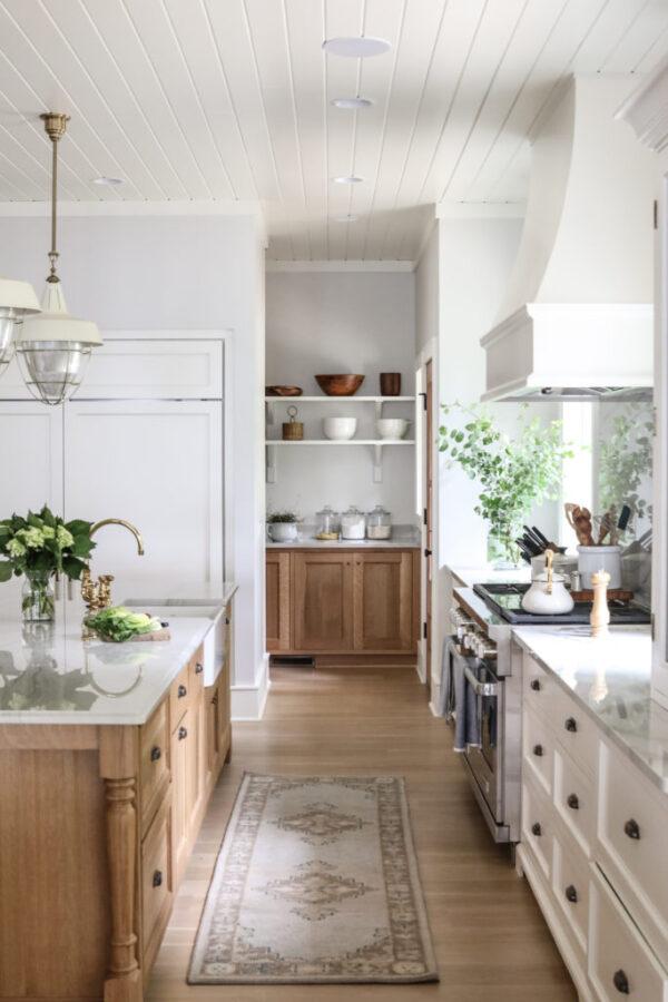 Love this beautiful lake house kitchen with white and wood kitchen cabinets - park and oak design