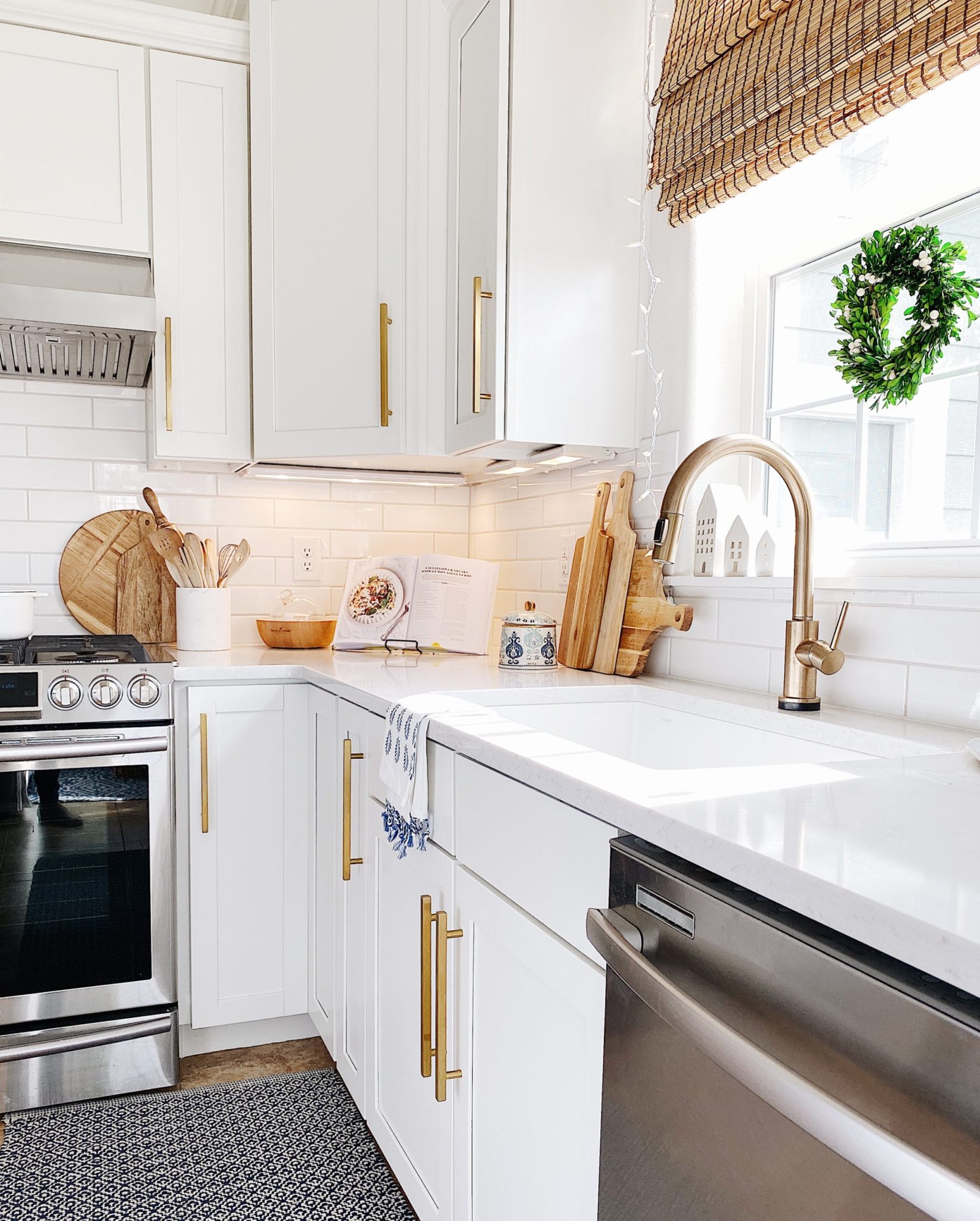 Love adding twinkle lights and Christmas wreaths to the kitchen during the holidays! #christmasdecor #homedecor #home #styling
