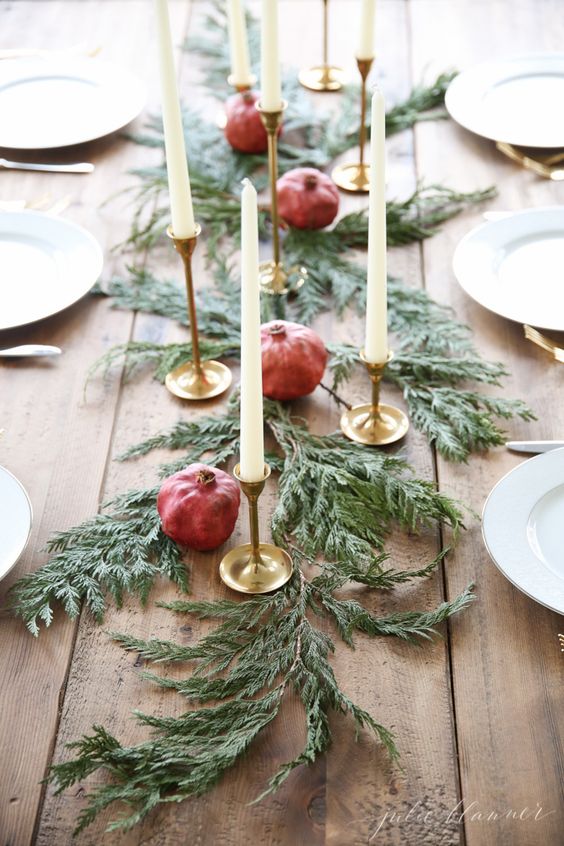 Beautiful Christmas tablescapes and table decor ideas