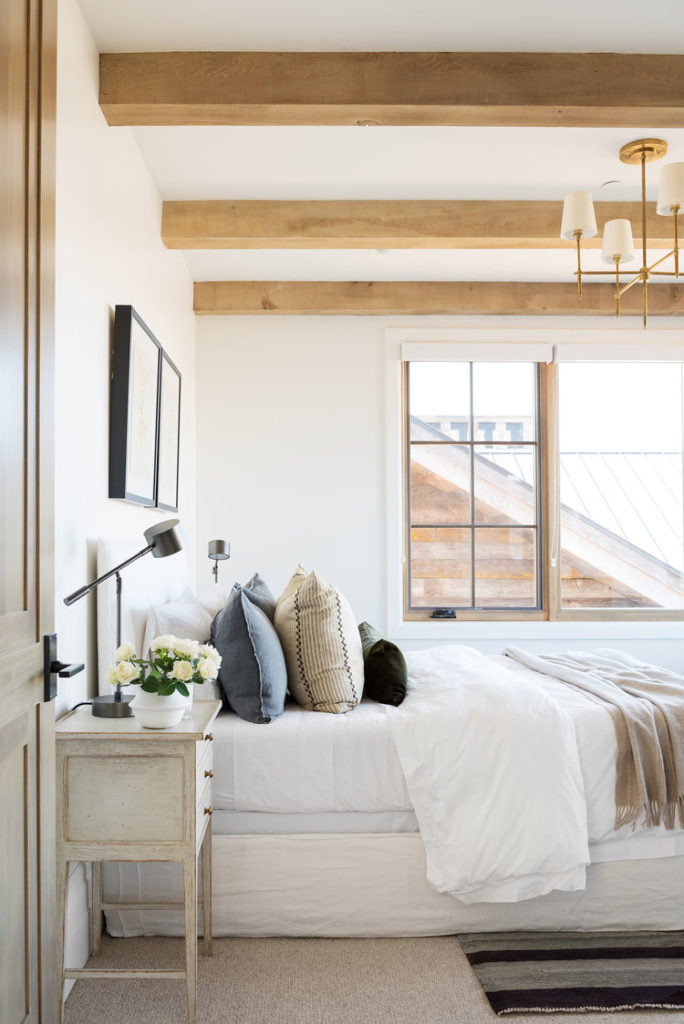 Loving lately: Gorgeous bright white bedroom with brass accents - home decor pins I'm loving lately #bedroomdesign studiomcgee_bedroom makeover