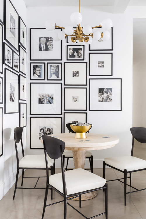 Люблю этот красивый уголок для завтрака с галереей в черно-белых тонах и современной латунной люстрой - тенденции домашнего декора и стили дизайна - Интерьеры Николь Дэвис - Фотография Алиссы Розенхек