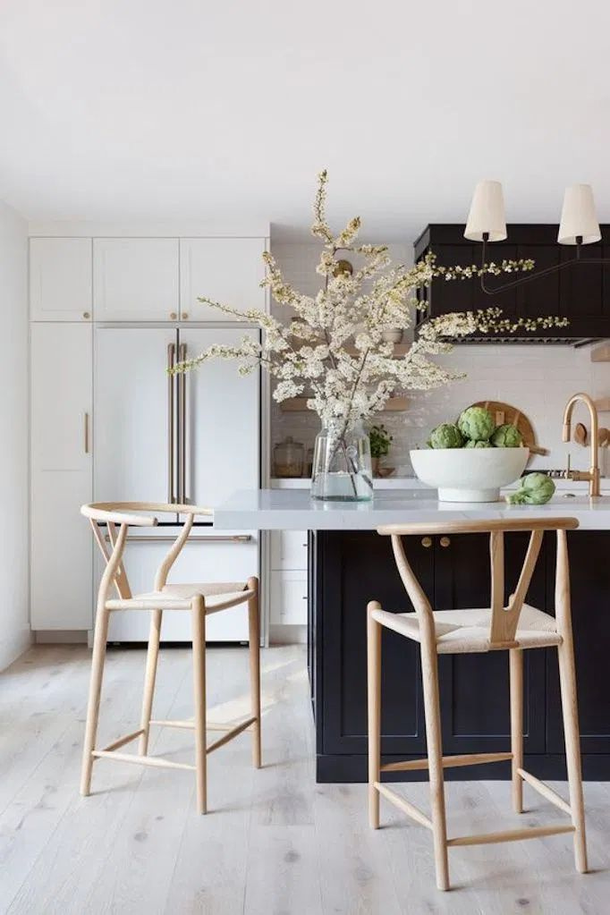 Dream kitchen with white cabinets, dark island color and wishbone stools - Eye for Pretty 