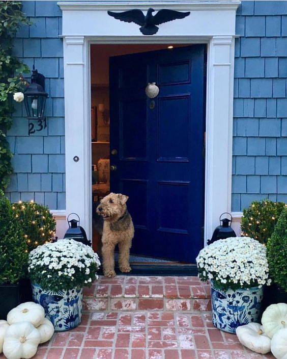 Beautiful fall front porch decor idea with mums and pumpkins #falldecor #fallporch #porchideas #falldecorating #halloween