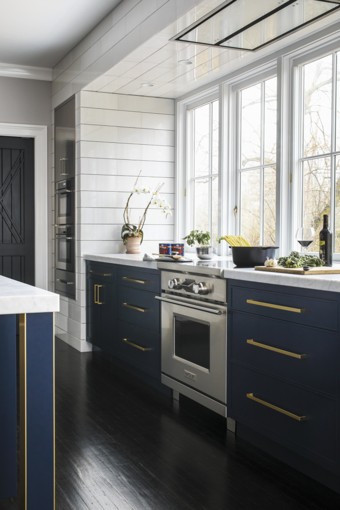 Beautiful dark blue kitchen with brass detail on the island and pulls - kitchen design - kitchen decor - navy kitchen - modern kitchen -Heidi Piron