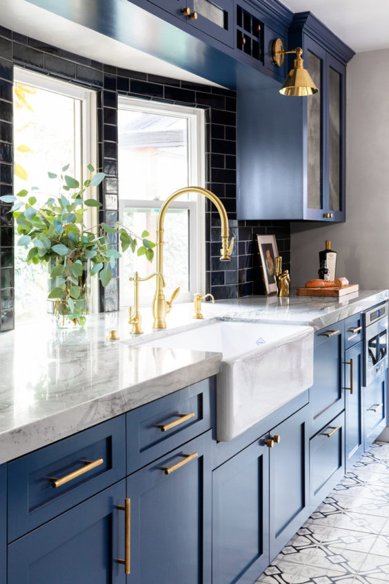 Потрясающая синяя кухня с латунными бра и фартуком из шамотной темно-синей плитки метро - дизайн anne rae