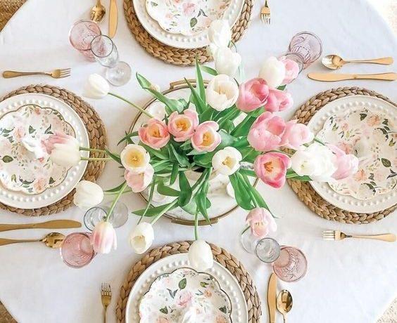 Love this beautiful spring and Easter table setting idea with a beautiful floral centerpiece - diary of a debutante - spring table ideas - Easter tablescape ideas