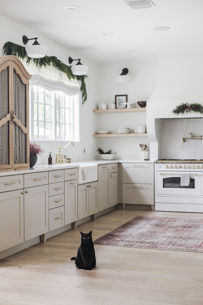 Love the beautiful Christmas decor in this lovely kitchen from Jenna Sue Design