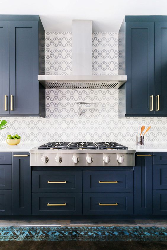 Beautiful white and blue kitchen with amazing tile backsplash #bluekitchens #bluedecor #kitchendesign #kitchendecor #kitchenremodel #blueandwhitekitchen