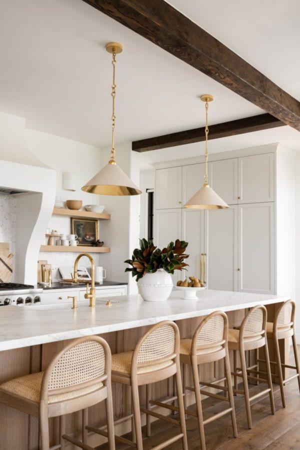 Вам понравится этот красивый дизайн кухни с изогнутыми табуретами, современными коническими подвесными светильниками и деревянным островом - тенденции домашнего декора и стили дизайна - studio mcgee