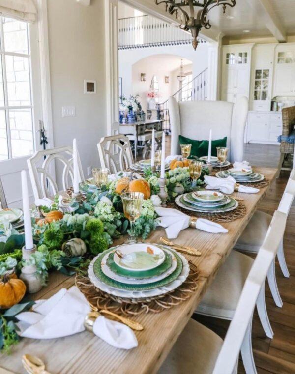 Love this beautiful Thanksgiving table setting and centerpiece idea with a color palette of gold, green and white - home with holly j - thanksgiving tablesettings
