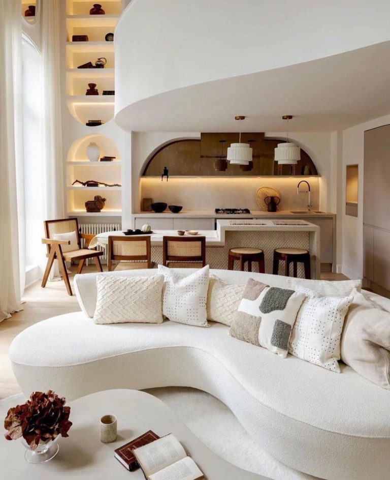 Вам понравится эта красивая современная минималистичная гостиная с изогнутым диваном, органическими элементами, нейтральным декором и стилем Japandi - тенденции домашнего декора и стили дизайна 2023 года.
