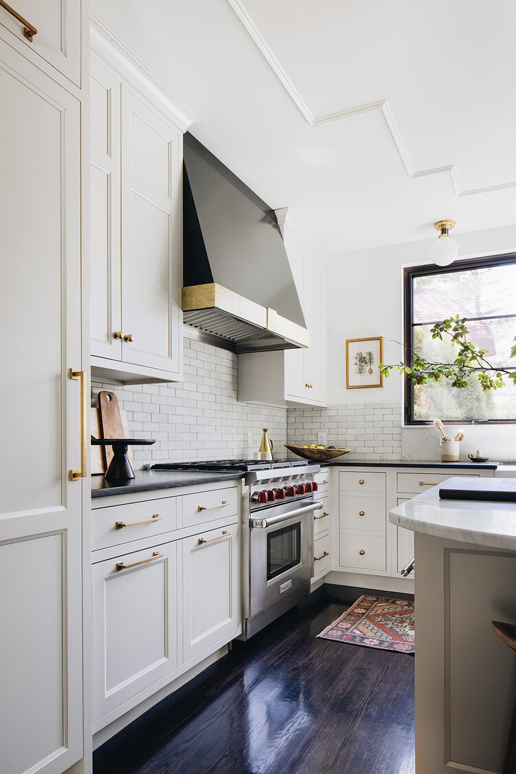 Beautiful Kitchen Backsplash Ideas for White Kitchens and More 20