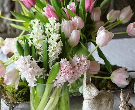 Love this beautiful spring and Easter table setting idea with fresh tulips and hyacinth centerpiece and bunnies - spring table ideas - easter table ideas - spring decor - romancing the home