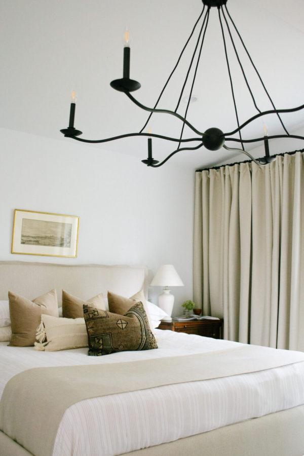 Love this chic modern bedroom design with neutral bedding, decor and furniture