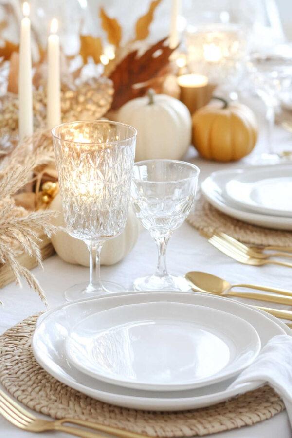 Create a memorable fall table with these beautiful Thanksgiving and Friendsgiving table setting ideas, with fall dining room table decor, tablescapes, centerpieces, and simple table decorations for 2024 - Jane at Home