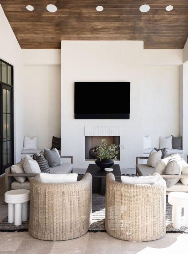 Love this beautiful outdoor seating area and covered patio with a fireplace and TV - backyard inspiration - the life styled co.