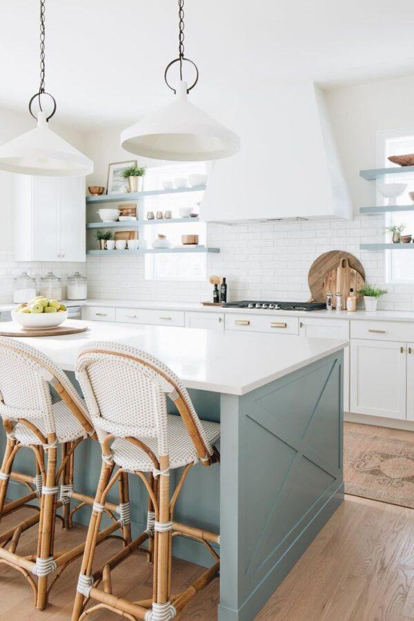 Modern coastal kitchen ideas and trends for 2025, with two tone cabinets, small kitchen ideas, lighting, cabinet colors, backsplash ideas, decor, white oak and white kitchens, California casual, beach house, and farmhouse style kitchens, remodel inspiration, and more - timber trails