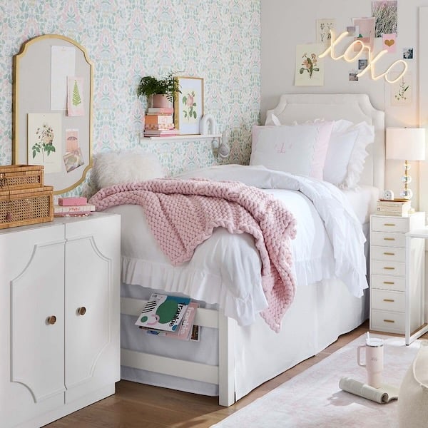 Pottery Barn dorm room decor ideas