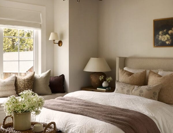 Love this beautiful warm neutral bedroom design with an earthy cottage style aesthetic
